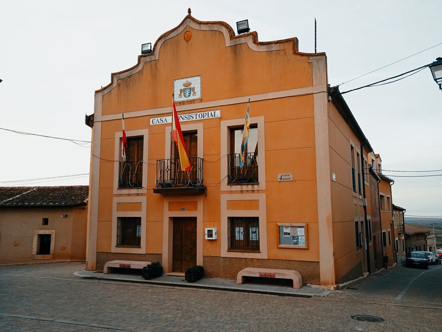 File:Casa consistorial de Fresno de Cantespino.jpg
