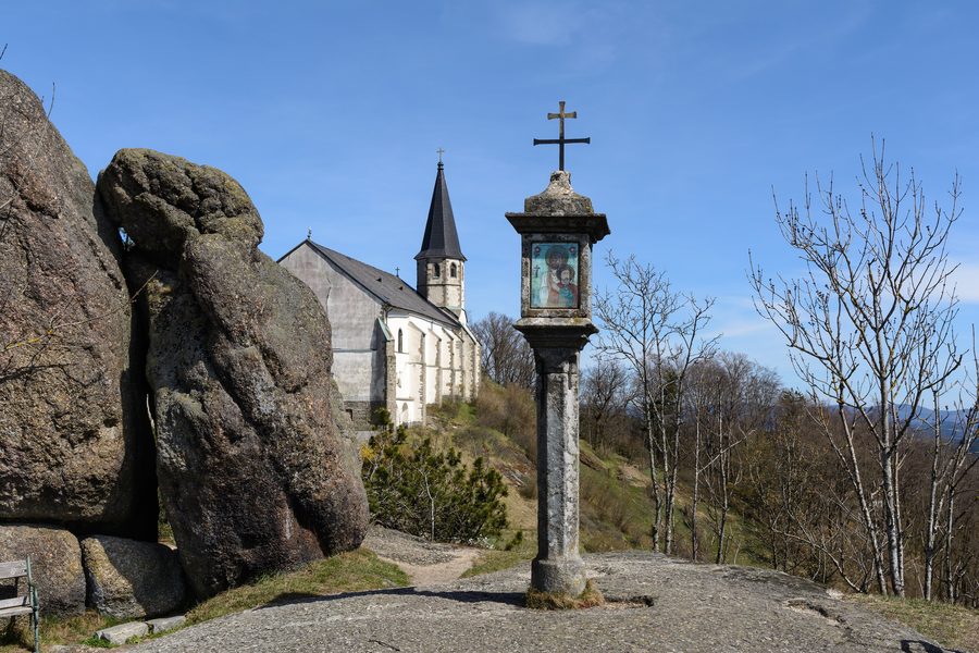 Bucklwehluck'n mit Bildstock und Pfarrkirche in Sankt Thomas am Blasenstein, Oberösterreich