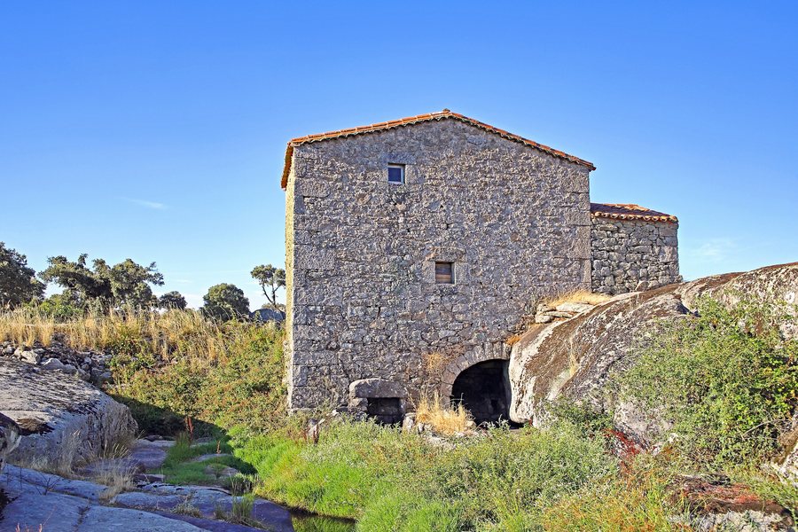 File:Antiguo molino en Carbellino salida del agua.jpg