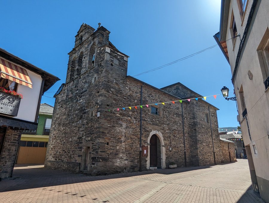 File:Iglesia de Nuestra Señora del Rosario, Páramo del Sil.jpg