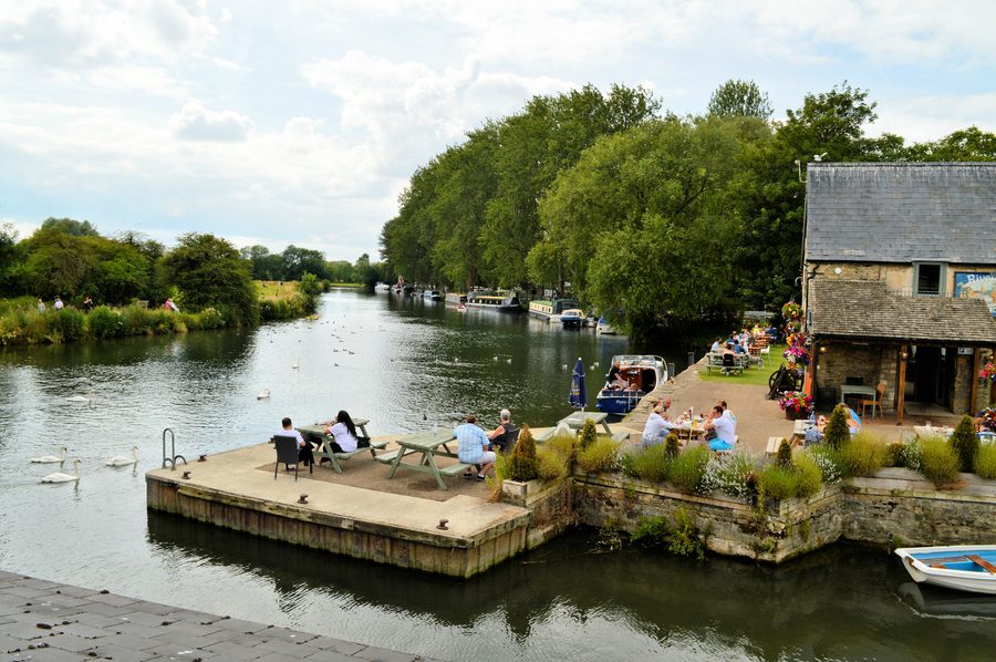 Blick flussaufwärts von der Halfpenny Bridge in Lechlade über die Themse