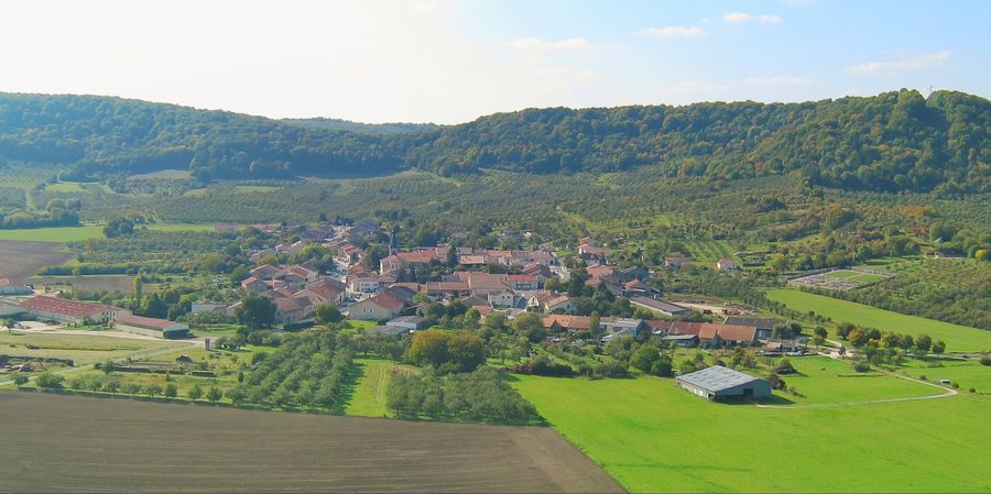 Vue du village d’Heudicourt-sous-les-Côtes avec l’éperon visible à droite