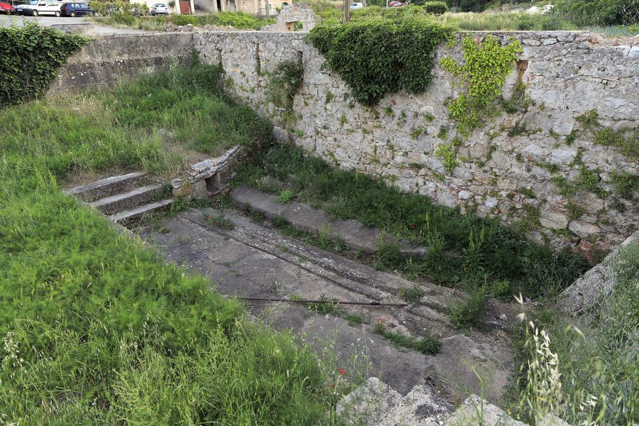 File:J32 774 Vrbanj, Wasserstelle.jpg