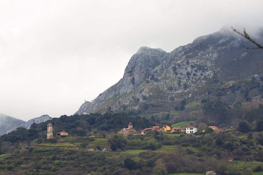 File:Alevia (Peñamellera Baja, Asturias).jpg