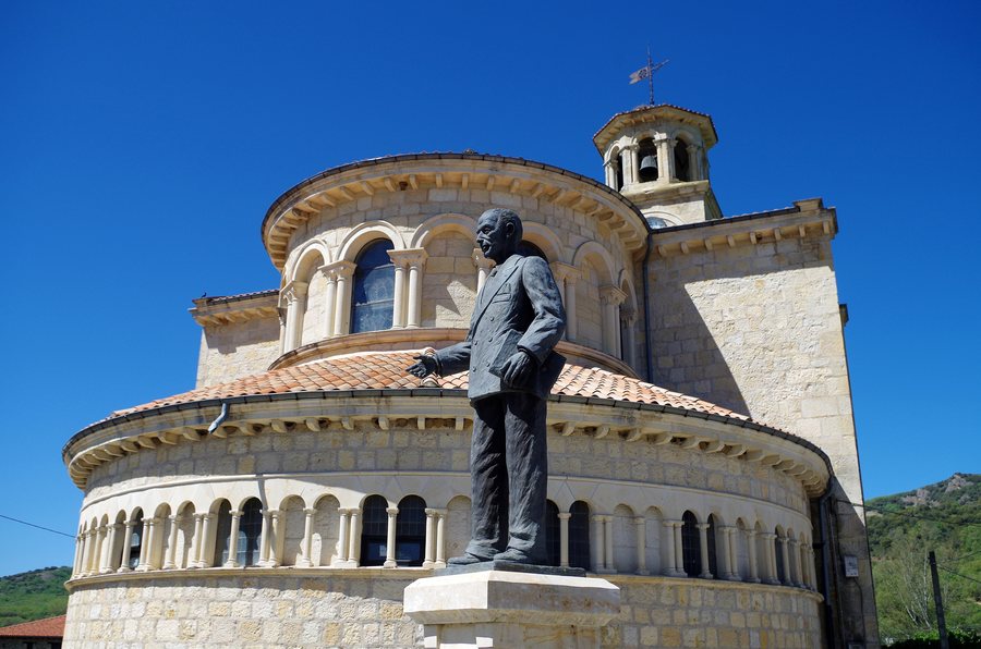 File:Vegaquemada 02 estatua P Diez iglesia by-dpc.jpg