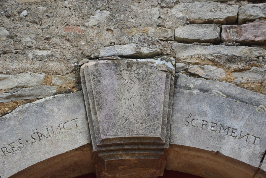 File:Détail du tympan de l'église de Clessé (1).JPG