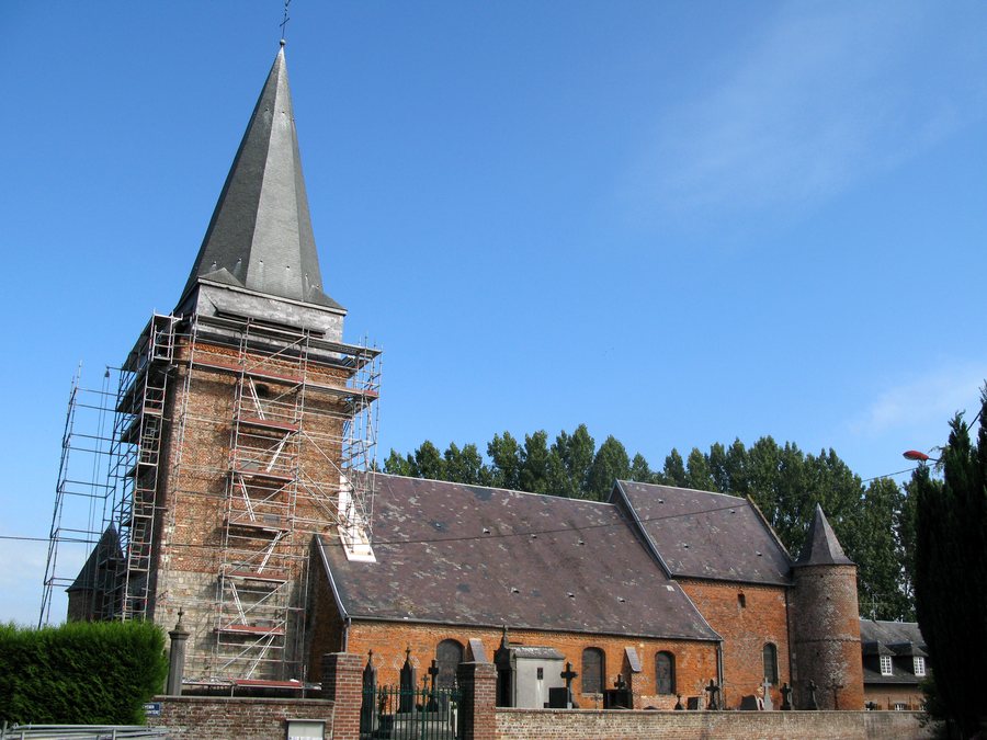 File:Lavaqueresse église fortifiée 1.jpg