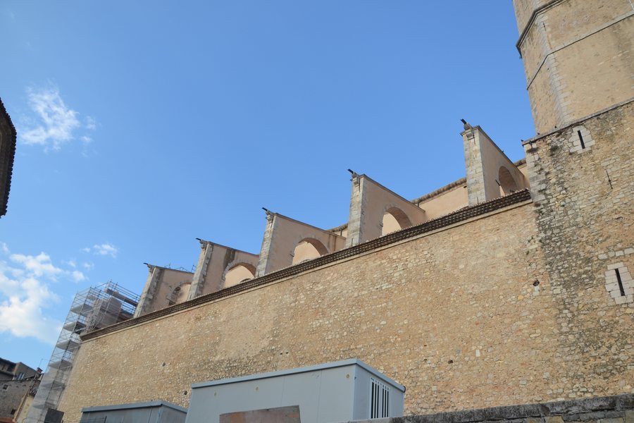 File:Lorgues - contreforts église.JPG