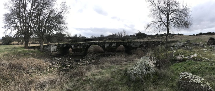 File:Puente de Sogo y calzada Mirandesa en el municipio de Pereruela, Zamora, España 11.jpg