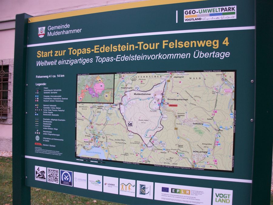 Signpost to the Felsenweg 4 at Herrenhaus Tannenbergsthal in the Vogtland