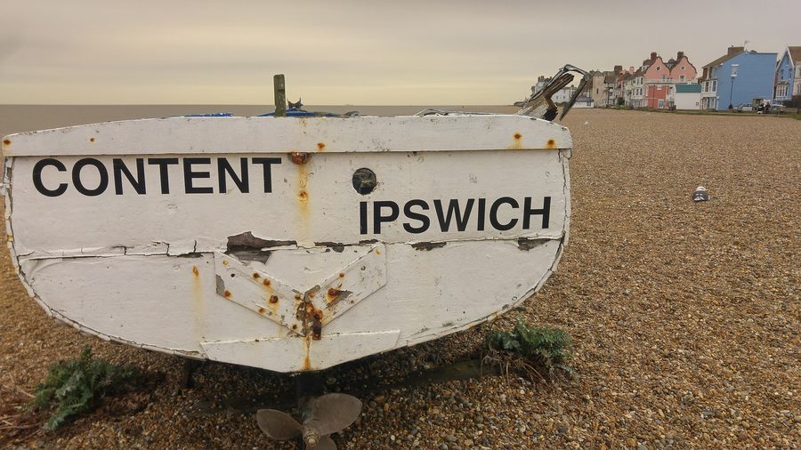 Holzfischerboot am Strand von Aldeburgh in Suffolk