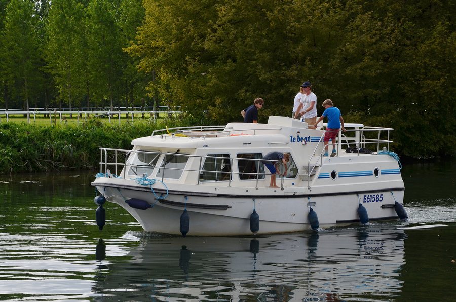 File:Jarnac 16 La Charente Tourisme fluvial 2014.JPG