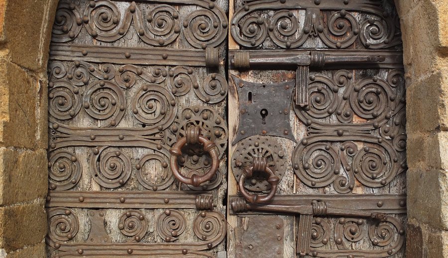 File:Prunet-et-Belpuig La Trinité portal.jpg