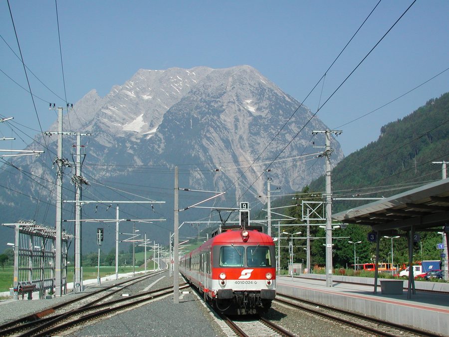 Bahnzug bei Stainach-Irdning vor dem Grimming im Ennstal