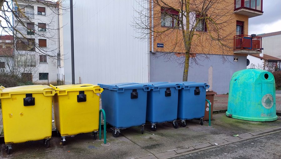 File:Alsasua - Contenedores de reciclaje 2.jpg