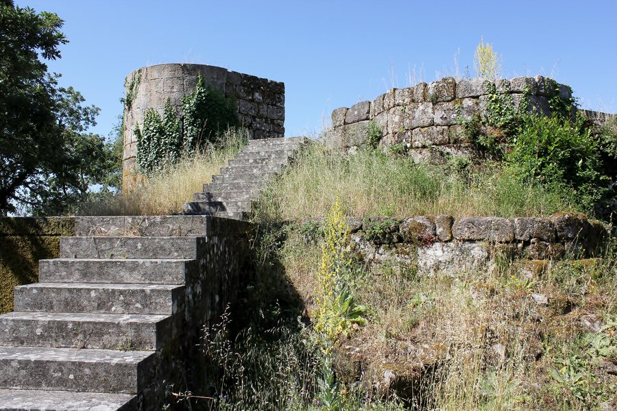 File:11-Castillo de A Peroxa en estado de abandono.jpg