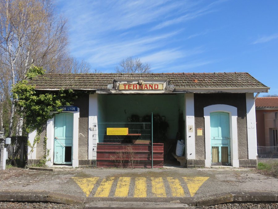 File:Gare de Ternand - Abri (mars 2019).jpg