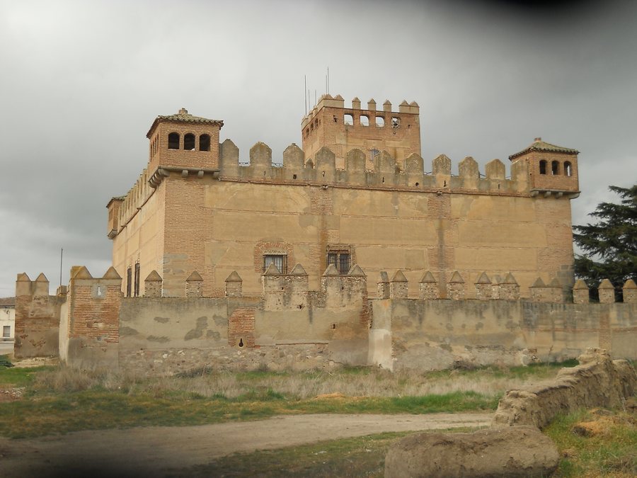 File:Narros de Saldueña castillo 2.jpg
