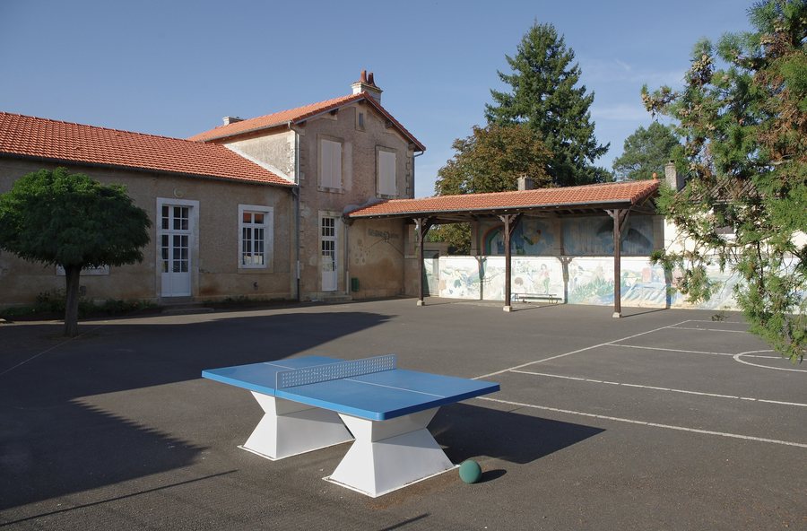 File:Brux 86 Cour d'école 2012.jpg