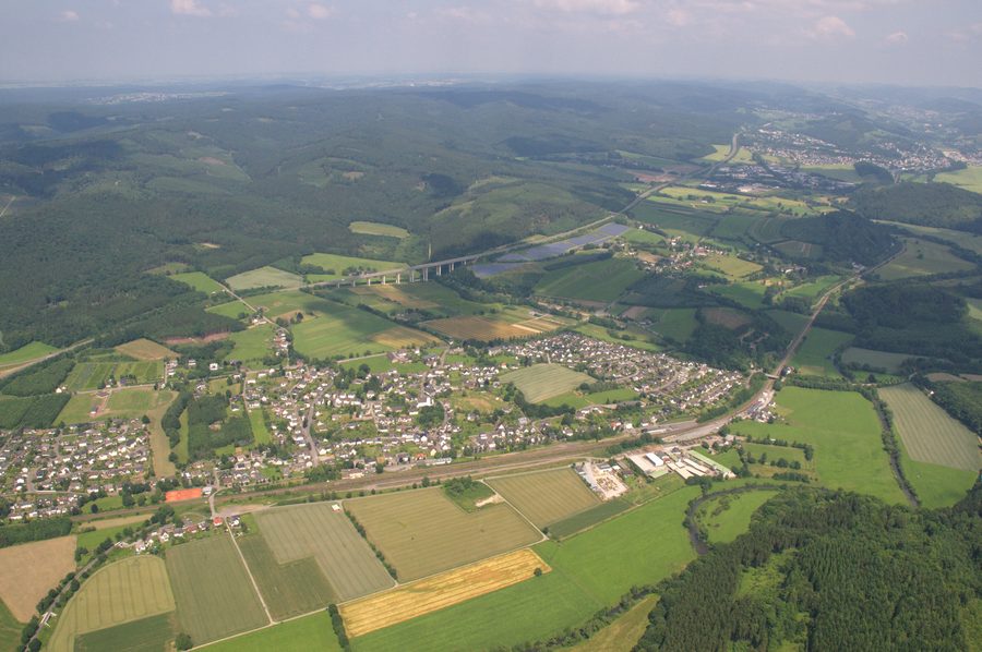 Luftaufnahme von Wennemen im Ruhrtal mit der A46-Talbrücke