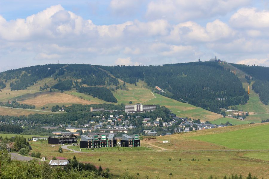 Blick auf Loučná pod Klínovcem und Oberwiesenthal im Erzgebirge