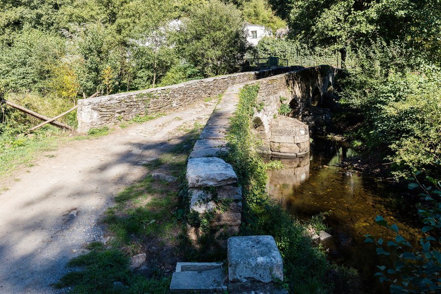 File:Puente medieval sobre el río Celeiro, Sarria, Camino de Santiago, Lugo, España, 2015-09-19, DD 07.jpg