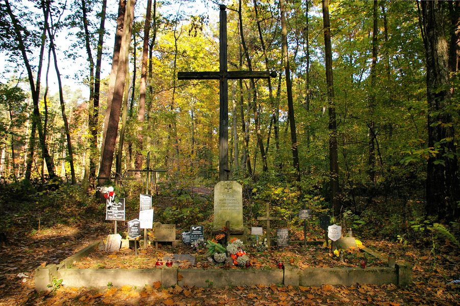 Mahnmal bei Lućmierz-Las zur Erinnerung an die Opfer des Zweiten Weltkriegs