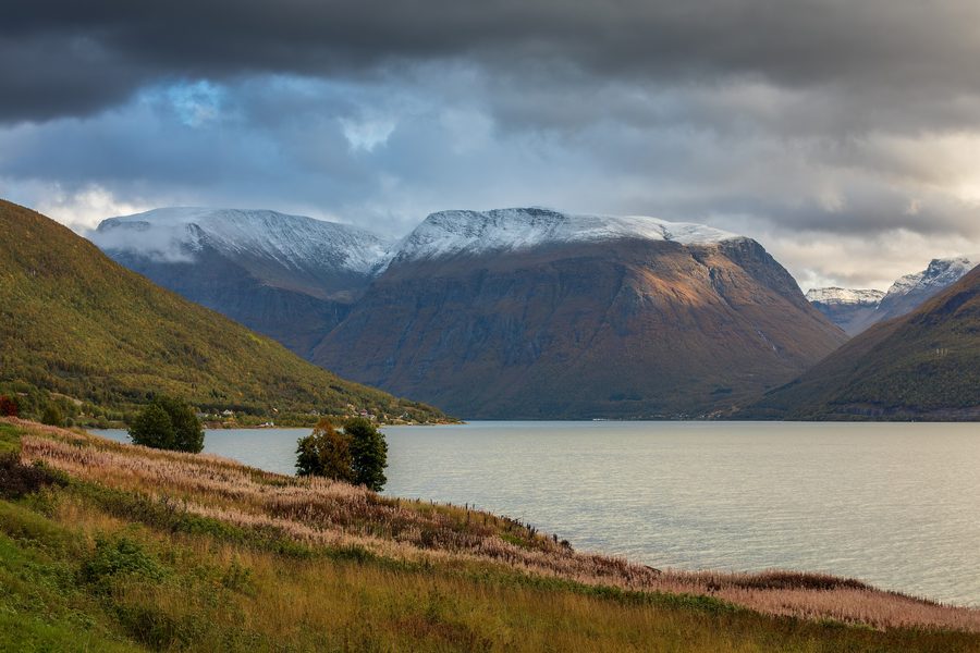 Shore of KÃ¥fjord and the mountain Isfjellet near Olderdalen in KÃ¥fjord