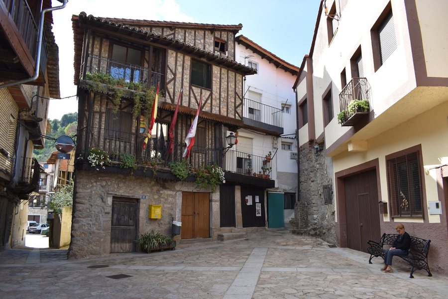File:Madroñal - casa consistorial.jpg