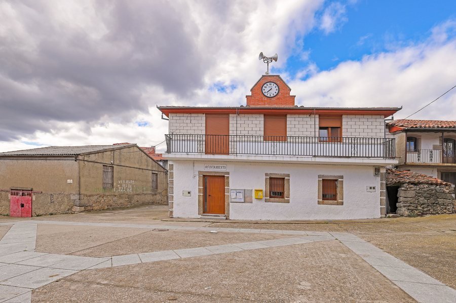 File:Ayuntamiento de Pinedas.jpg