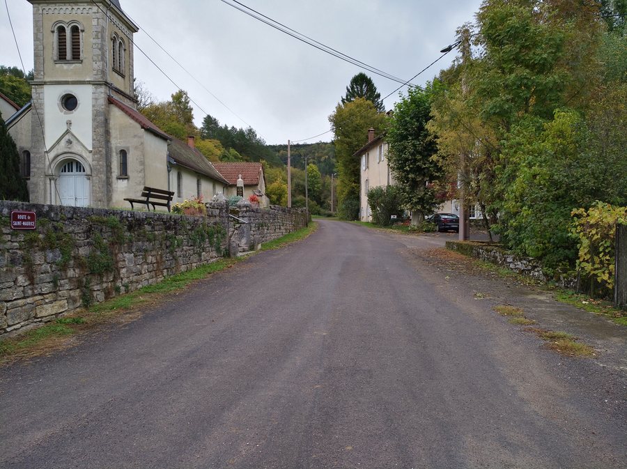 File:Villechantria - Route de Saint-Maurice.jpg