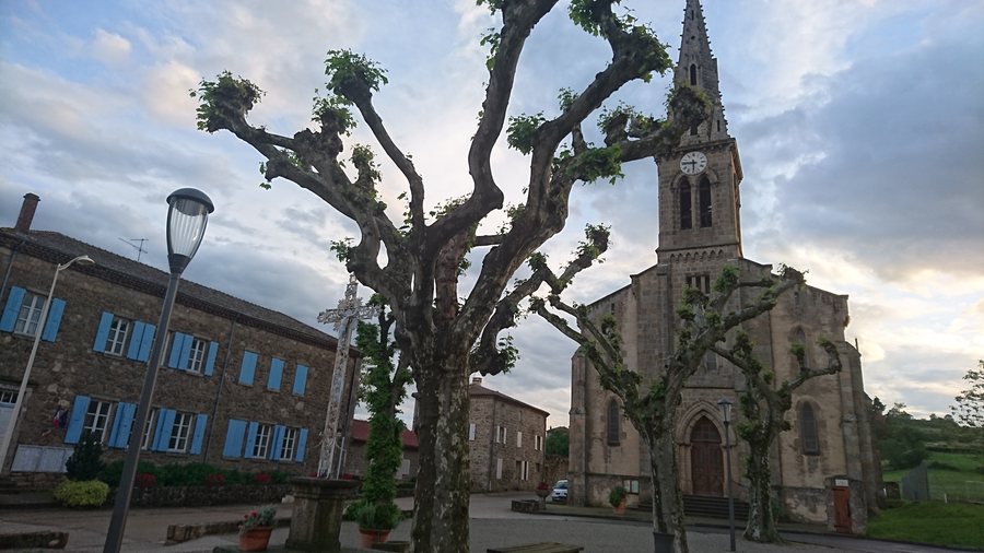File:Église de Colombier-le-Vieux, France.jpg