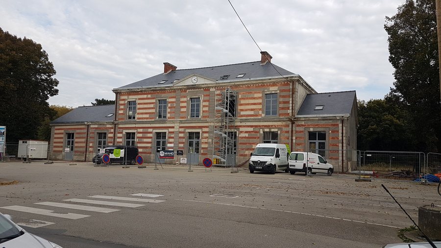 File:Gare de Pontivy en rénovation.jpg