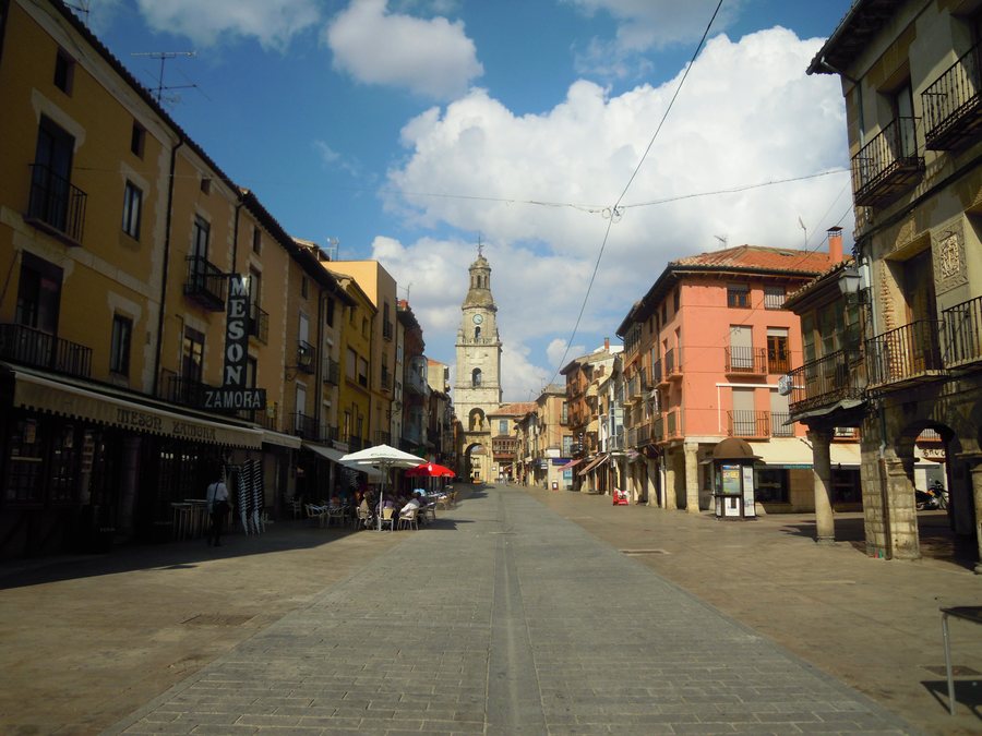 File:Puerta del Mercado Toro 30 September 2014.jpg