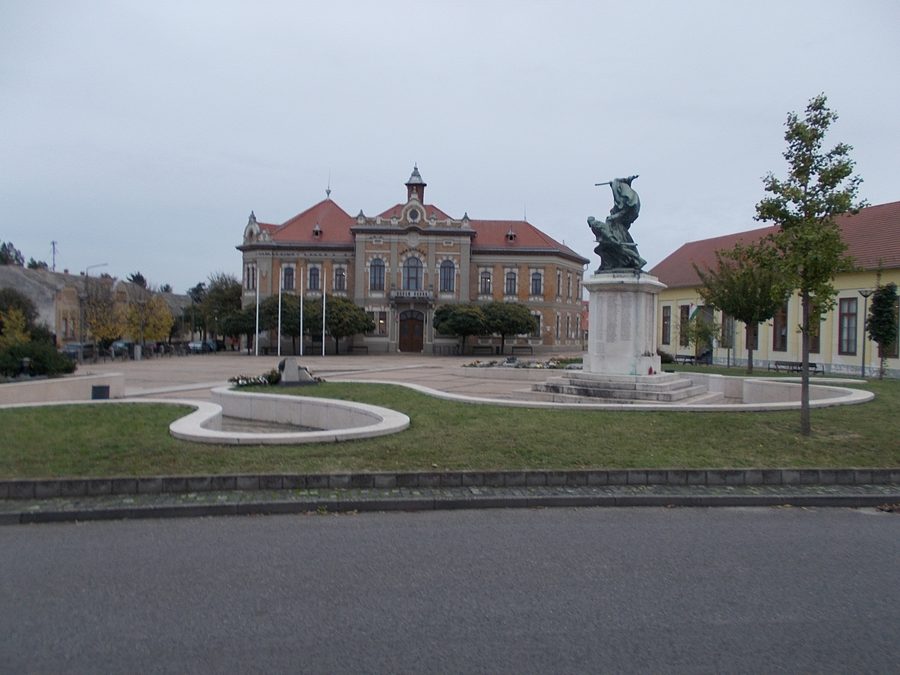 Hősök Square in Tolna with the town hall and war memorial.