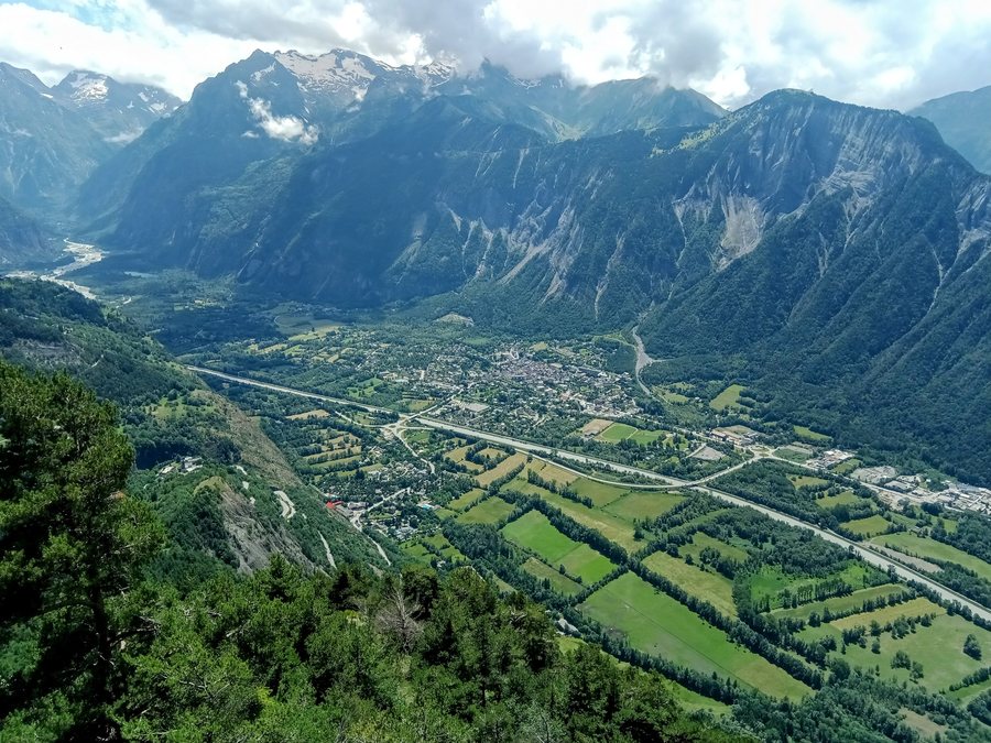 File:Le Bourg-d'Oisans @ Pas de la Confession 01.jpg