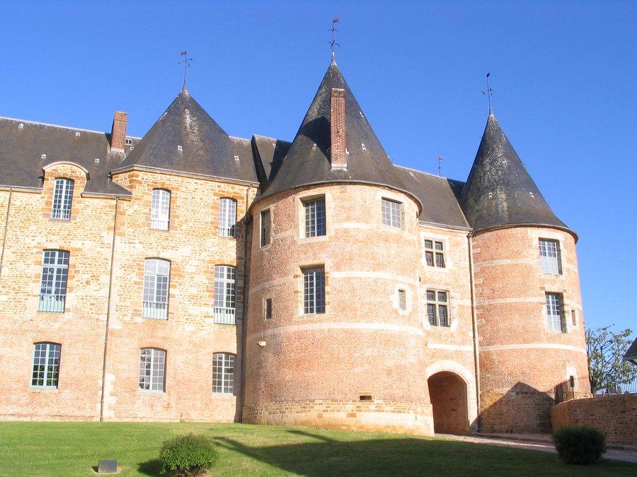 File:Chateau gacé 01.jpg