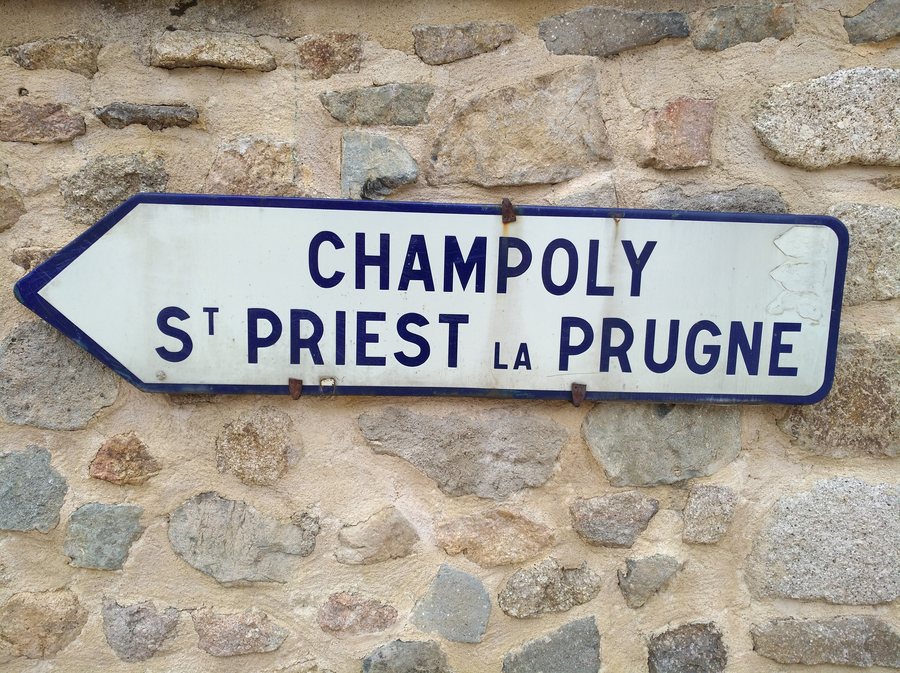 File:Saint-Romain-d'Urfé - Ancien panneau direction Champoly et Saint-Priest (août 2021).jpg