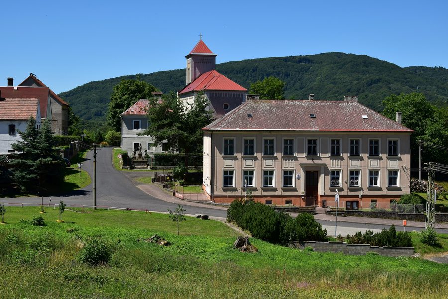 Gemeindeamt und Kirche von Okounov