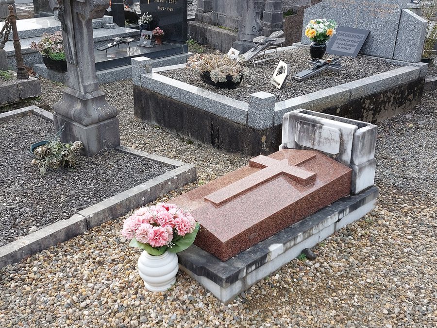 File:Tombe de Marie-Thérèse Caillabet au cimetière de Mauléon-Licharre 1.jpg