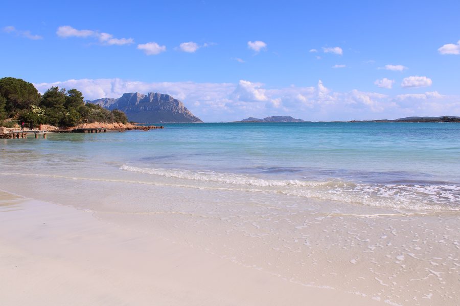 Strand von Porto Istana mit hellem Sand und Blick auf Tavolara