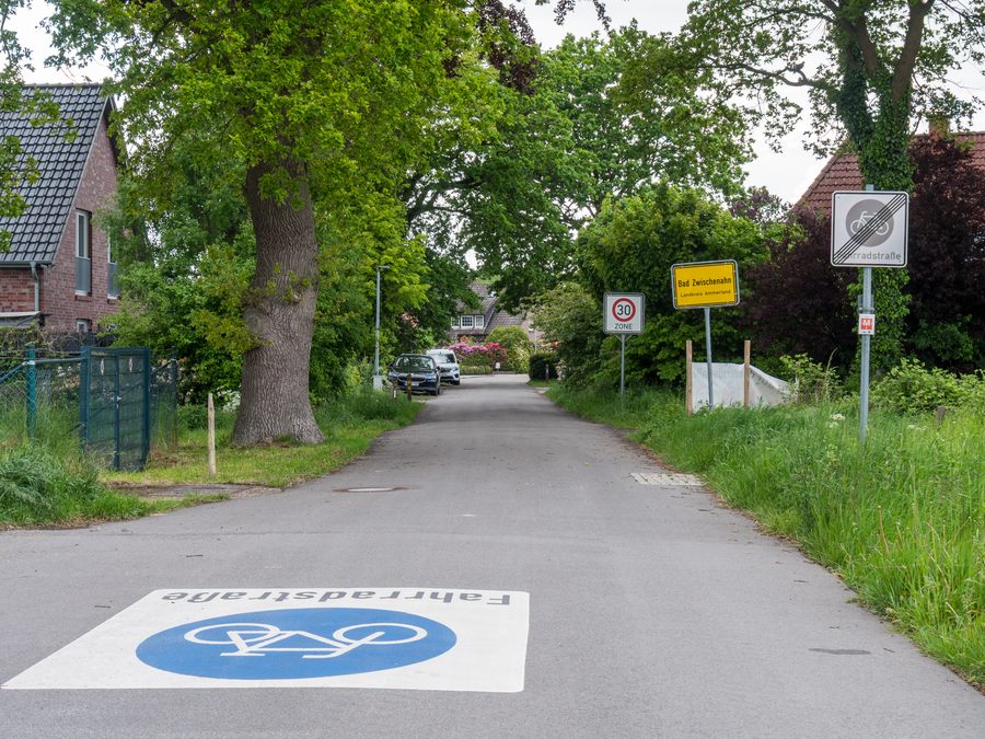 Cycle route from Oldenburg at the entrance sign for Bad Zwischenahn