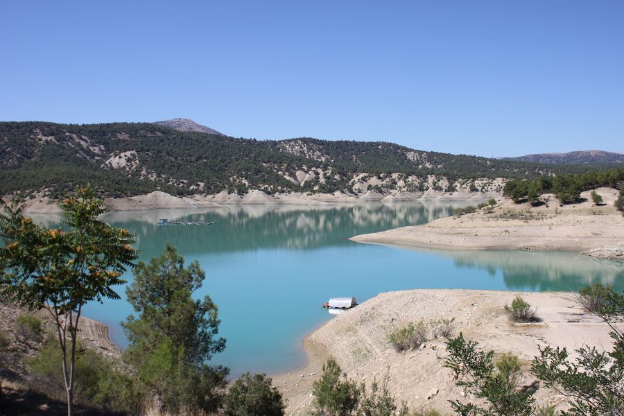 Der zum Korkuteli-Stausee aufgestaute Fluss Korkuteli westlich der Stadt