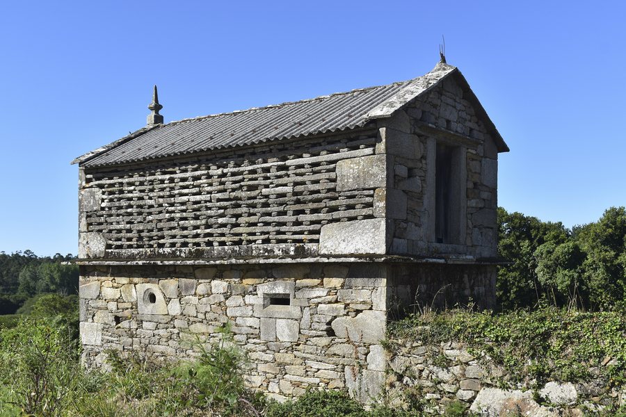 File:Hórreo en Buño, Malpica de Bergantiños-Retocada.jpg