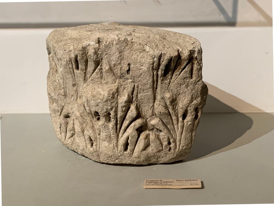 File:Fragment de chapiteau corithien (Saint-Romain-de-Jalionas) - I-IIe siècle après JC (musée de Hières-sur-Amby).jpg