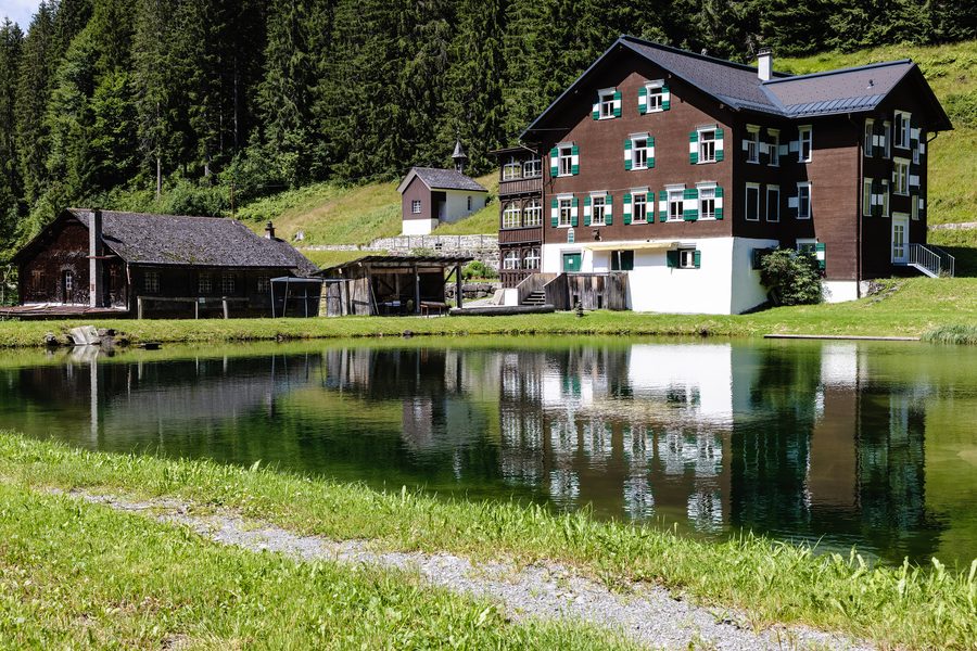Guesthouse Bad Laterns with former bathhouse and the Bad Innerlaterns chapel