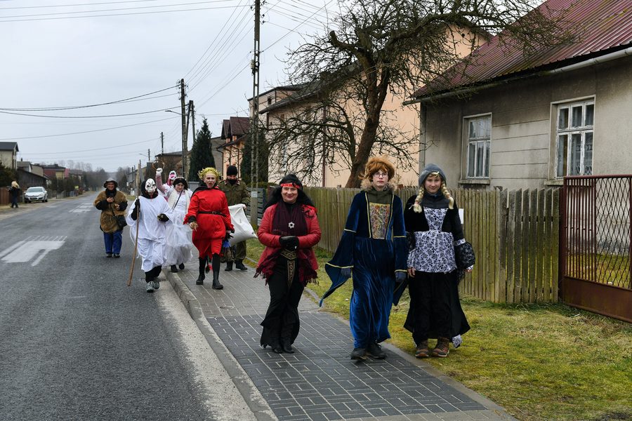 Pochód przebierańców w ostatki w Hutkach, Polska