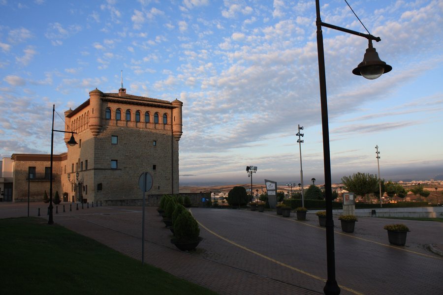 File:Plaza del Palazio de Gorraiz, Pamplona (ES) - panoramio.jpg