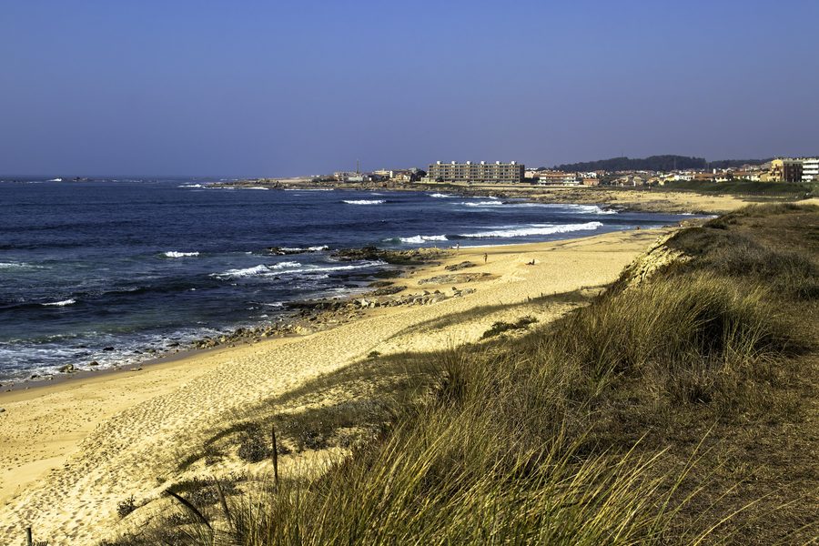 Praia do Aterro, ein breiter Sandstrand an der Atlantikküste von Matosinhos