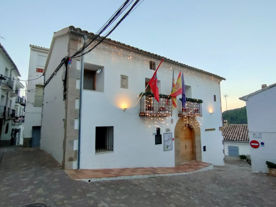File:Casa consistorial de Espadilla.jpg
